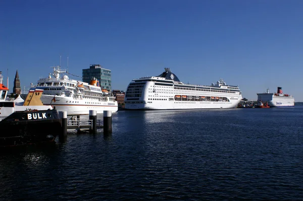 Trois Pots Épais Dans Port Kiel — Photo
