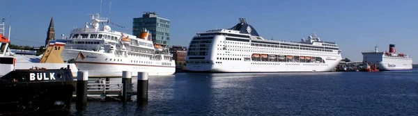 Korsfararmöte Kiel Harbor Periferin Kiel Vackraste Solsidan Besöks Snövita Kryssningsfartyg — Stockfoto