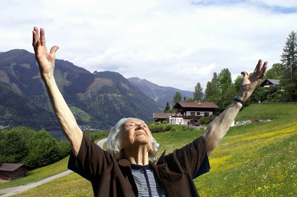 Kvinna Grön Klänning Med Ryggsäck Bakgrunden Bergen — Stockfoto