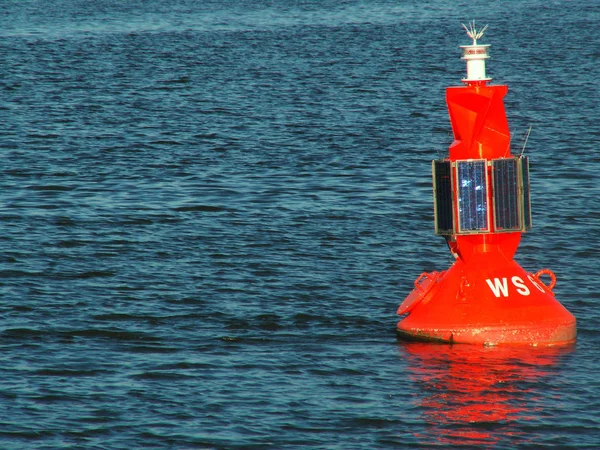 Una Boa Rossa Sul Mare — Foto Stock