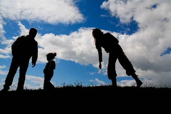 Silhueta Uma Família Com Uma Criança Céu Azul Com Nuvens — Fotografia de Stock