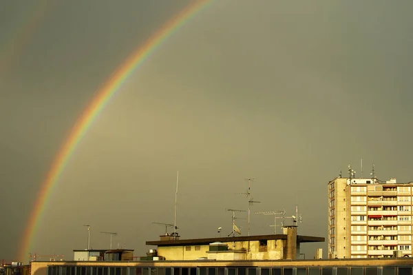 Regnbåge Ett Meteorologiskt Fenomen Som Orsakas Reflektion — Stockfoto