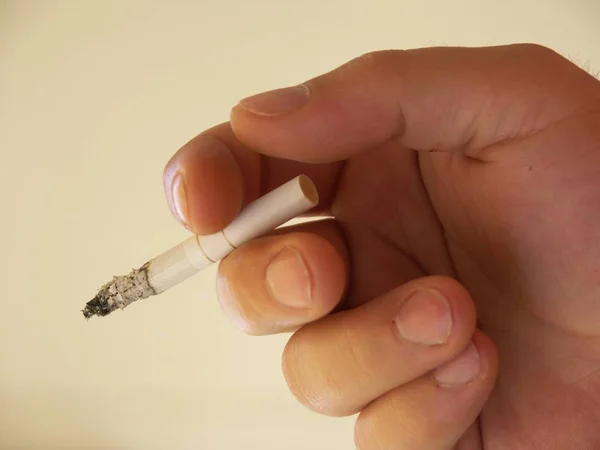 Hand Hält Zigarette Auf Weißem Hintergrund — Stockfoto