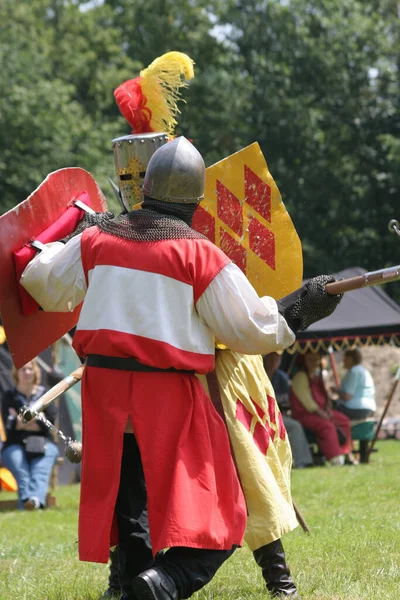 穿着红色制服的中世纪骑士 — 图库照片