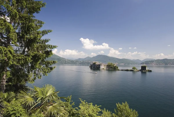トスカーナに行くためにミラノの近くに1泊する予定だったので マグジョア湖に行くことができました 湖畔のイタリア側のロカルノ湖からベルバニアに入ります — ストック写真