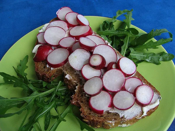 Smörgås Med Grönsaker Grön Tallrik — Stockfoto
