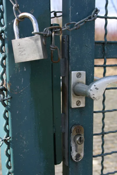 Αλυσίδα Και Κλειδαριά Ασφαλισμένη Πόρτα — Φωτογραφία Αρχείου