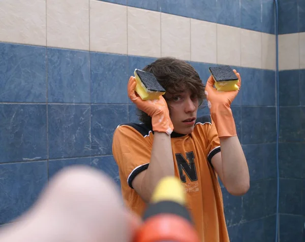 Junger Teenager Mann Putzt Badezimmer — Stockfoto
