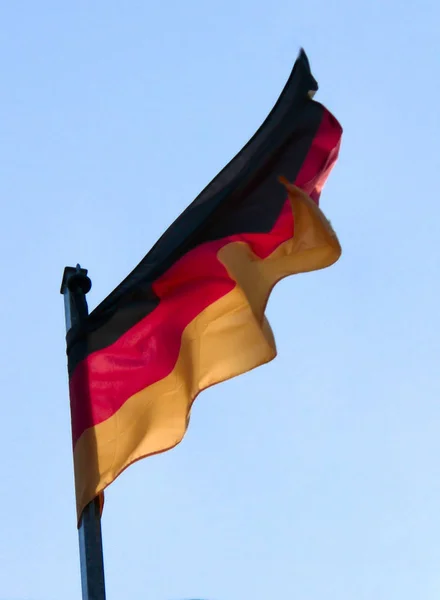 Duits Vlag Wind Een Blauwe Lucht Achtergrond — Stockfoto