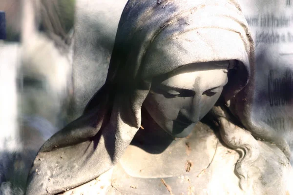 墓地にいる若い女性の像 — ストック写真