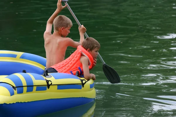 Deux Enfants Dans Bateau Dans Mer — Photo