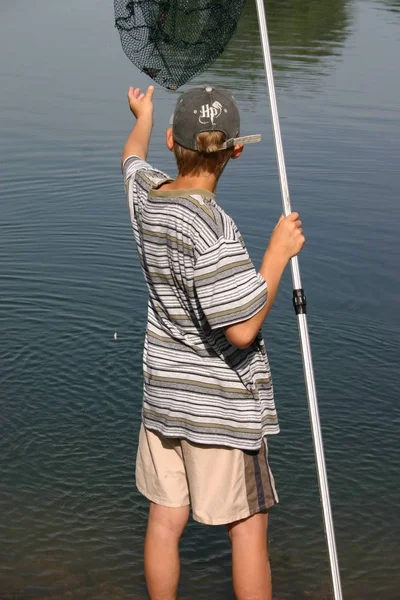 Αγόρι Που Ψαρεύει Την Ημέρα — Φωτογραφία Αρχείου