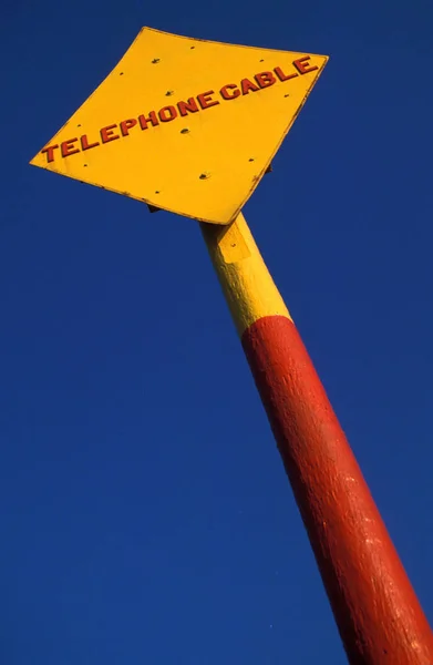 Telefonkabel Schild Über Blauem Himmel — Stockfoto
