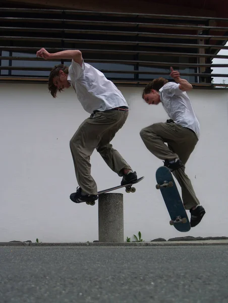 Twee Skaters Springen Straat — Stockfoto