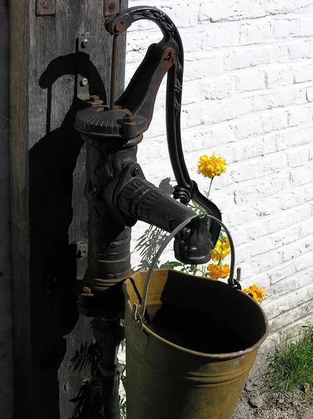 Starý Rezavý Železo Vodní Čerpadlo — Stock fotografie