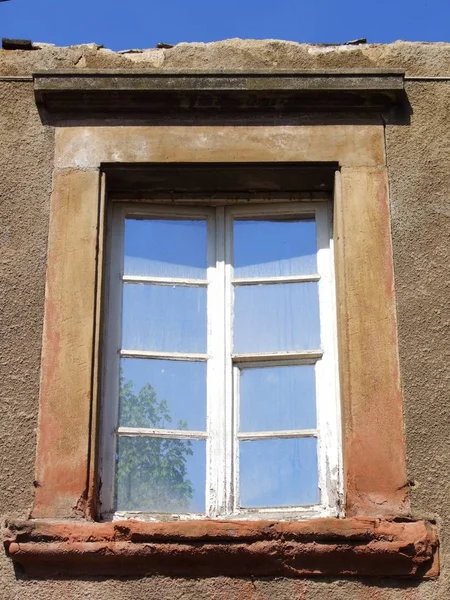 Старое Окно Разбитыми Окнами — стоковое фото