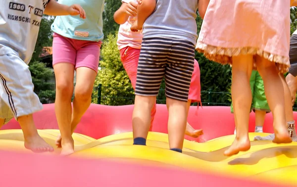 Kinder Spielen Mit Ihrem Spielzeug Park — Stockfoto