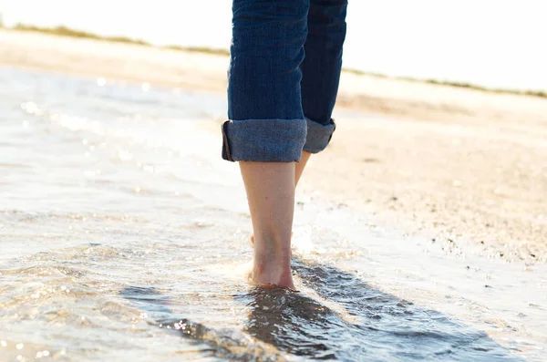 Mulher Andando Perto Praia — Fotografia de Stock