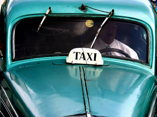 Nahaufnahme Eines Klassischen Retro Taxis Auf Einem Parkplatz — Stockfoto