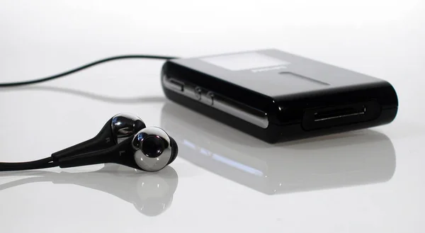 白色背景带耳机的黑色Mp3播放器 — 图库照片