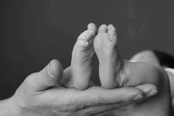 Kleine Babybeine Füße Kinderbetreuung — Stockfoto