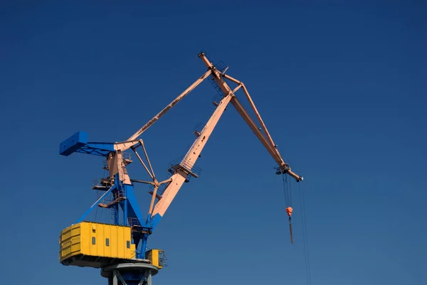 Szenischer Blick Auf Schwere Industriekräne — Stockfoto