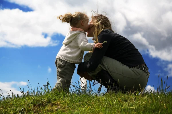 Mor Och Barn Moderns Barn Kyss — Stockfoto