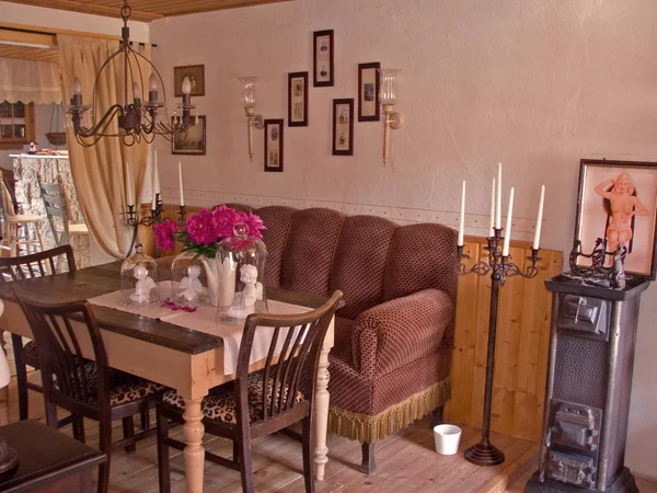 Meja Dengan Kursi Dan Meja Dan Gelas Dengan Bunga Restoran — Stok Foto