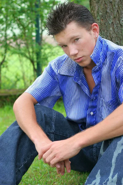 Retrato Del Joven Que Pone Parque — Foto de Stock