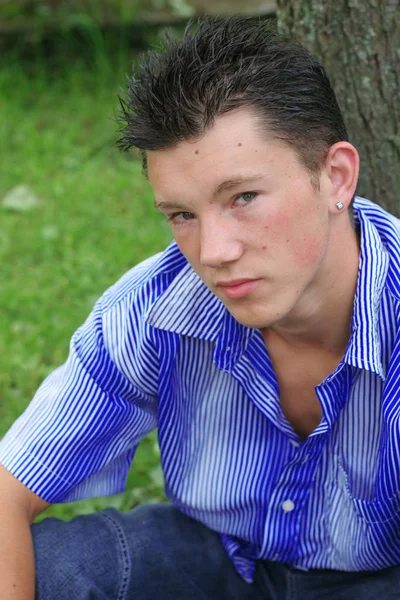 Retrato Del Joven Que Pone Parque — Foto de Stock