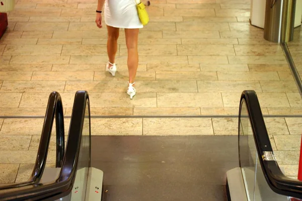 Mujer Que Compras Centro Comercial —  Fotos de Stock