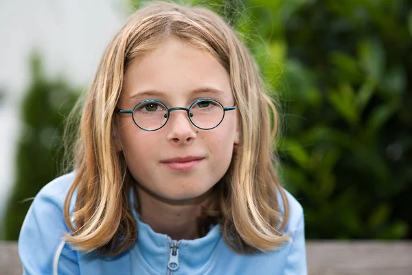 Portré Egy Szemüveges Fiatal Lányról — Stock Fotó