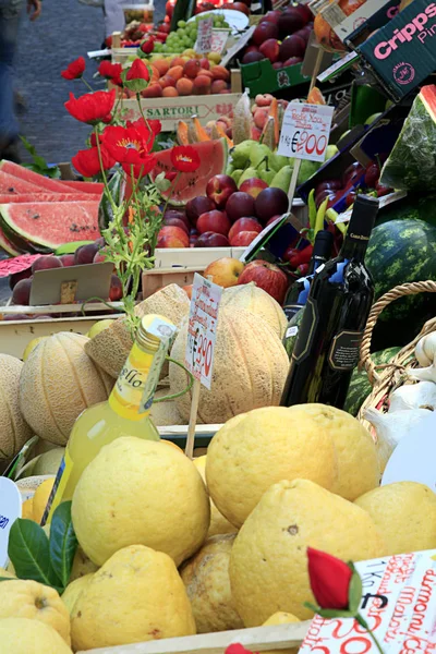 市場の屋台では新鮮な果物が — ストック写真