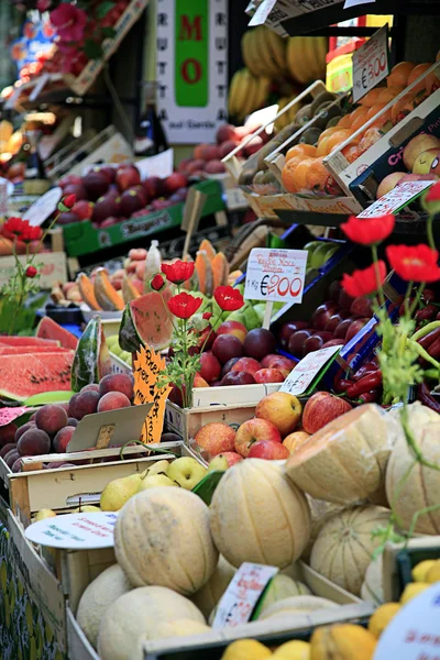 Vários Frutos Frescos Barraca Mercado — Fotografia de Stock