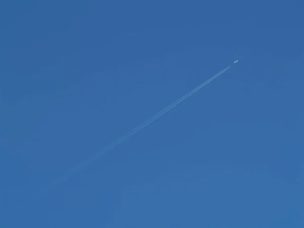 Dampspoor Lucht Lijnvormige Wolken Geproduceerd Door Vliegtuigen — Stockfoto