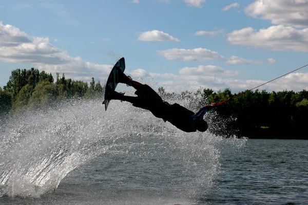 Homme Sautant Sur Eau — Photo