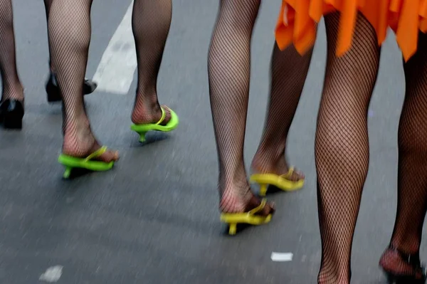 Pernas Pés Femininos Sapatos Estrada — Fotografia de Stock