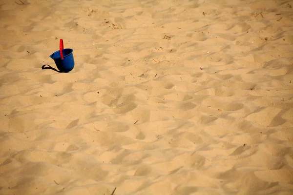 Brinquedos Infantis Abandonados Uma Praia Areia — Fotografia de Stock