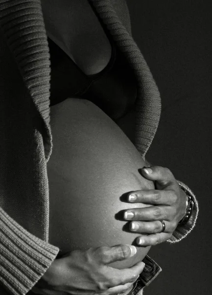 Έγκυος Γυναίκα Μαύρο Φόντο — Φωτογραφία Αρχείου