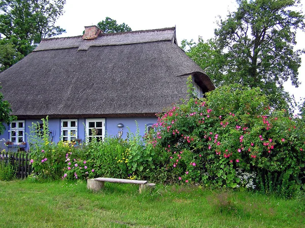 Bank Tegen Blauw Huis — Stockfoto