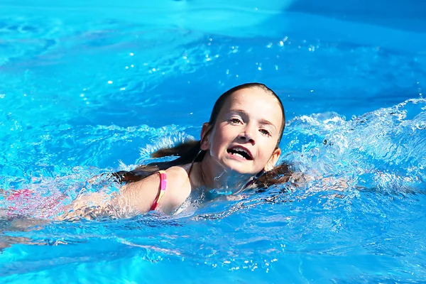 Klein Meisje Zwemmen Het Zwembad — Stockfoto