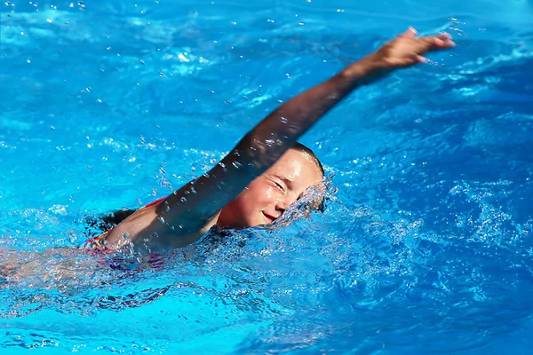 Kleines Mädchen Schwimmt Pool — Stockfoto
