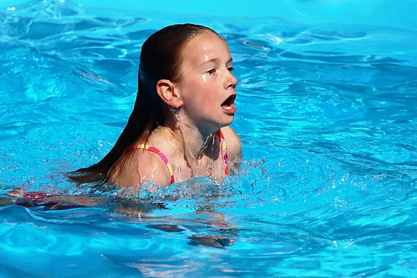 Menina Nadando Piscina — Fotografia de Stock