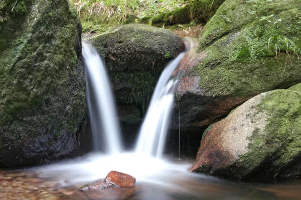 Belle Cascade Sur Fond Nature — Photo