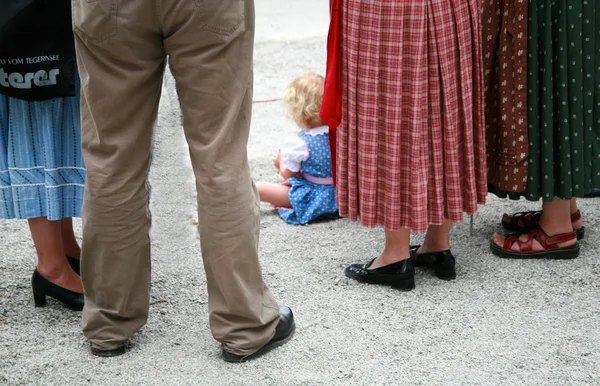 Mladá Rodina Malou Holčičkou Parku — Stock fotografie