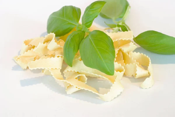 Fettuccine Avec Basilic Sur Fond Blanc — Photo