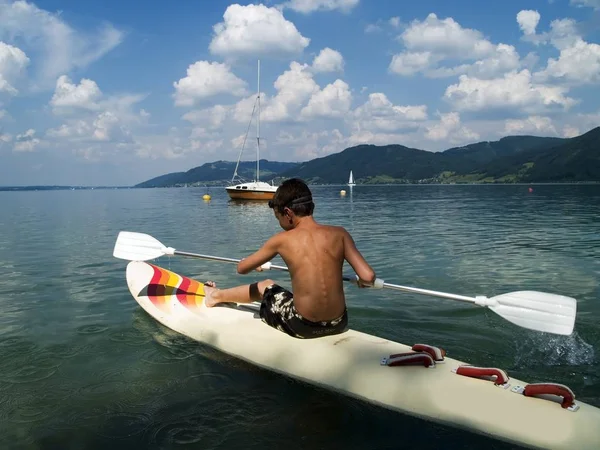 夏のウォータースポーツ ウィンドサーフィン — ストック写真