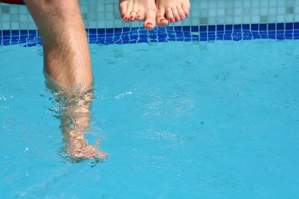 Ontspannen Tijd Buurt Van Zwembad Met Blauw Water — Stockfoto