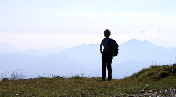 Νεαρός Άνδρας Στέκεται Στην Κορυφή Του Βουνού — Φωτογραφία Αρχείου