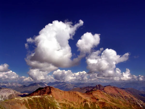 Nuvens Cumulus Sobre Picos Alpinos — Fotografia de Stock